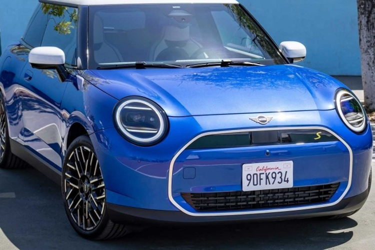 Introducing the 2024 Mini Cooper E: First Official Photos Released