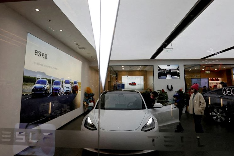 Samsung and Tesla Discuss Cooperation on Autonomous Technology (Reuters/Florence Lo)