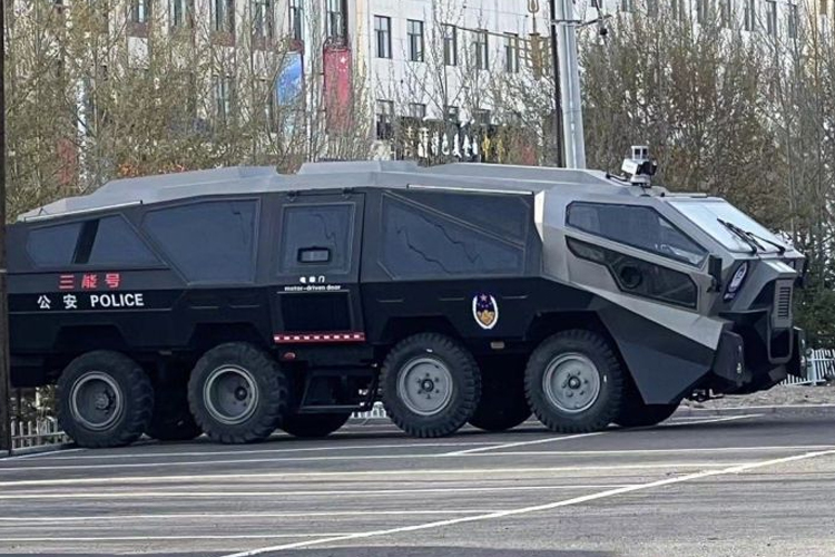 Chinese Law Enforcement Unveils Remarkable Riot Vehicle Inspired by Prometheus Movie (Twitter Tycho de Feijter)